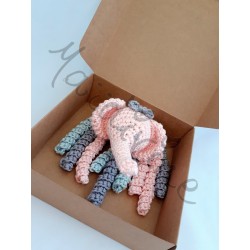 doudou pieuvre sensorielle éléphant au crochet fait main et made in france dans sa box de livraison
