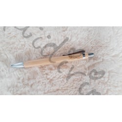 Stylo en bois gravé