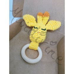 Hochet girafe au crochet fait main dans sa box de livraison
