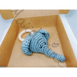 Hochet éléphant au crochet fait main dans sa box de livraison