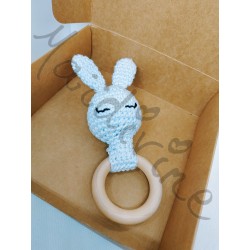 Hochet lapin au crochet avec anneau en bois dans sa box de livraison