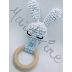 Hochet lapin au crochet avec anneau en bois