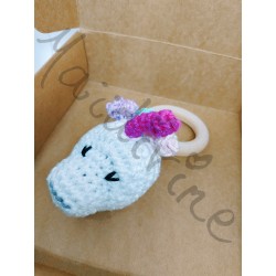 Hochet Charlie la licorne fait main au crochet dans sa box de livraison