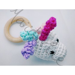 Hochet Charlie la licorne fait main au crochet avec anneau de bois