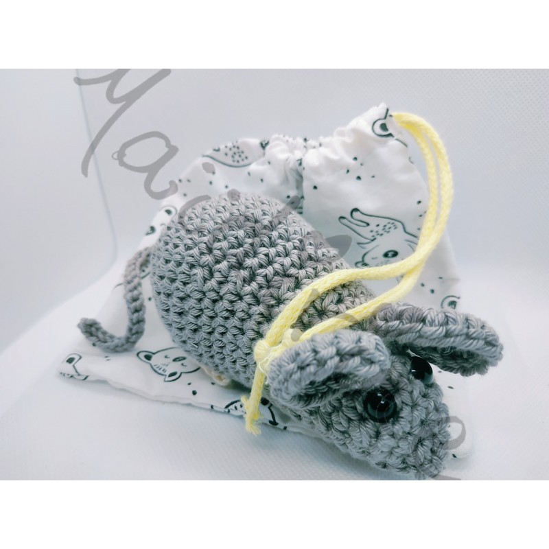 Petite souris grise au crochet et son sac de rangement