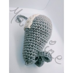 Petite souris grise au crochet vue de coté