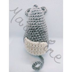 Petite souris grise au crochet vue de dessous