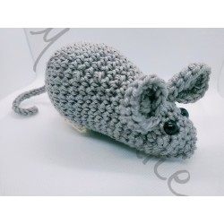 Petite souris grise au crochet