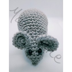 Petite souris grise au crochet fait main