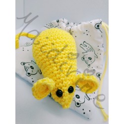 Petite souris jaune au crochet et son sac de rangement