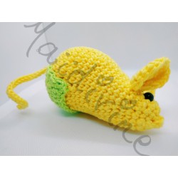 Petite souris jaune au crochet fait main vue de coté