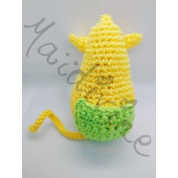 Petite souris jaune au crochet fait main vue de dessous