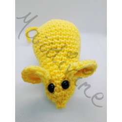 Petite souris jaune au crochet fait main