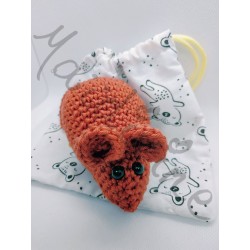 Petite souris marron au crochet et son sac de rangement