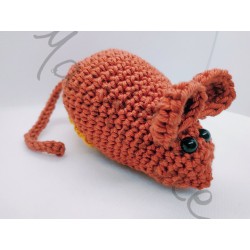 Petite souris marron au crochet fait main vue de coté