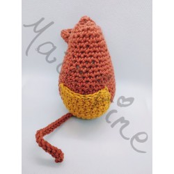 Petite souris marron au crochet fait main vue de dessous