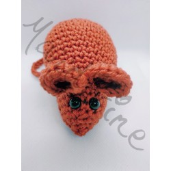 Petite souris marron au crochet fait main