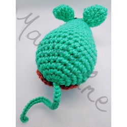 Petite souris verte au crochet fait main vue de  derrière