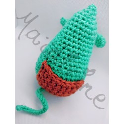 Petite souris verte au crochet fait main vue de dessous