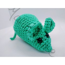 Petite souris verte au crochet fait main vue de coté