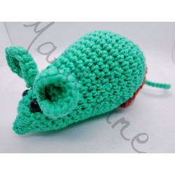 Petite souris verte au crochet fait main