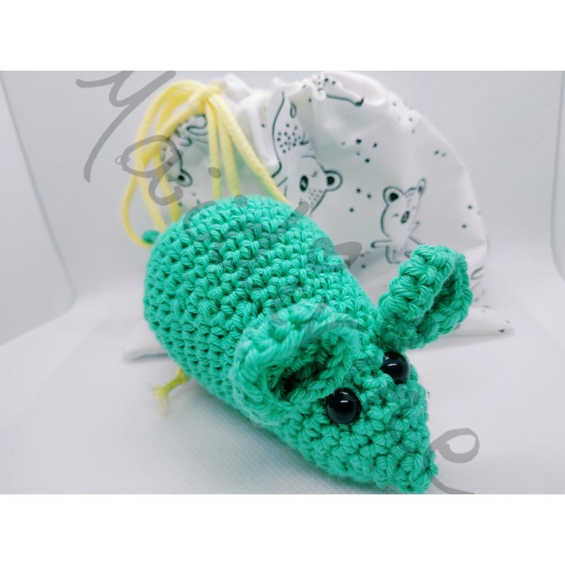 Petite souris verte au crochet et son sac de rangement