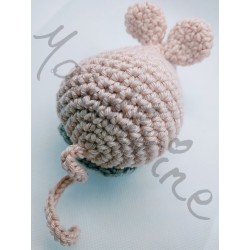 Petite souris rose au crochet fait main  vue de derrière