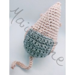 Petite souris rose au crochet fait main  vue de dessous