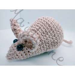 Petite souris rose au crochet fait main  vue de coté