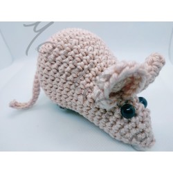 Petite souris rose au crochet fait main