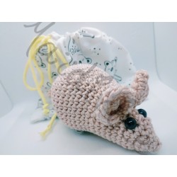 Petite souris rose au crochet et son sac de rangement