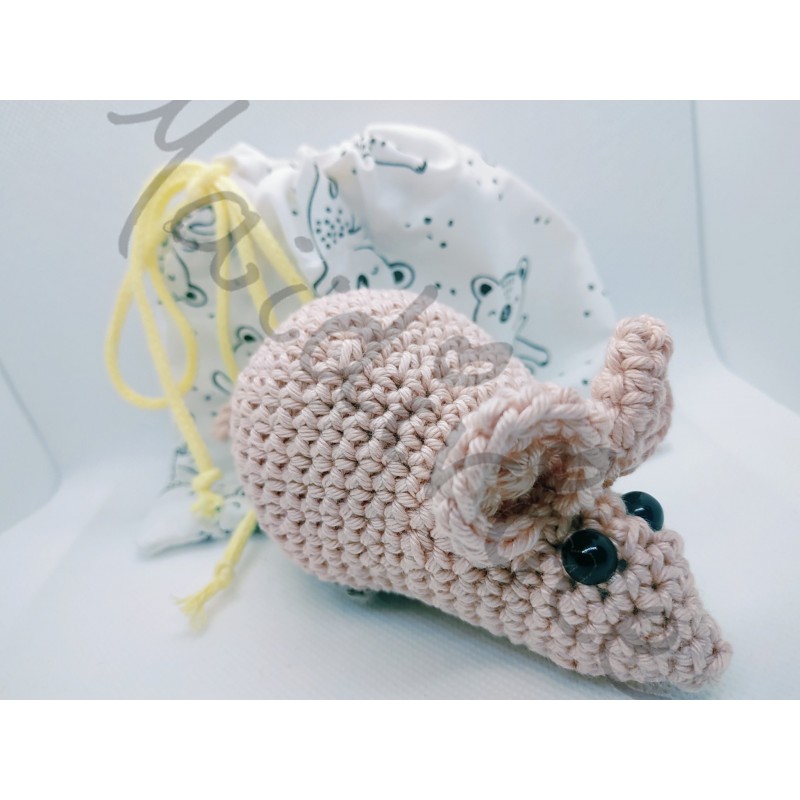 Petite souris rose au crochet et son sac de rangement