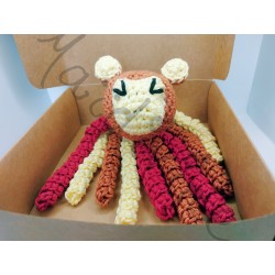 doudou singe sensoriel fait mains dans sa box de livraison