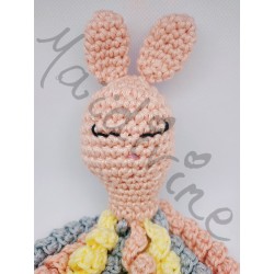 doudou lapine sensorielle au crochet Maïdivine