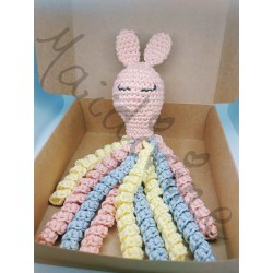 doudou lapine/pieuvre sensorielle au crochet  : dans sa box de livraison