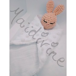 doudou plat lapin fille au crochet, tissus minkee et double gaze