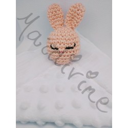 doudou plat lapin fille au crochet, tissus minkee et double gaze : fait mains