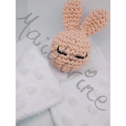 doudou plat lapin fille au crochet, tissus minkee et double gaze : Made in France