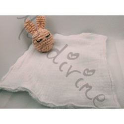 doudou plat lapin fille au crochet, tissus double gaze