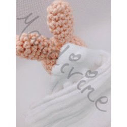 doudou plat lapin fille au crochet, tissus minkee et double gaze Maïdivine