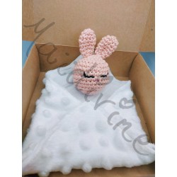 doudou plat lapin fille au crochet, tissus minkee et double gaze : dans sa box de livraison