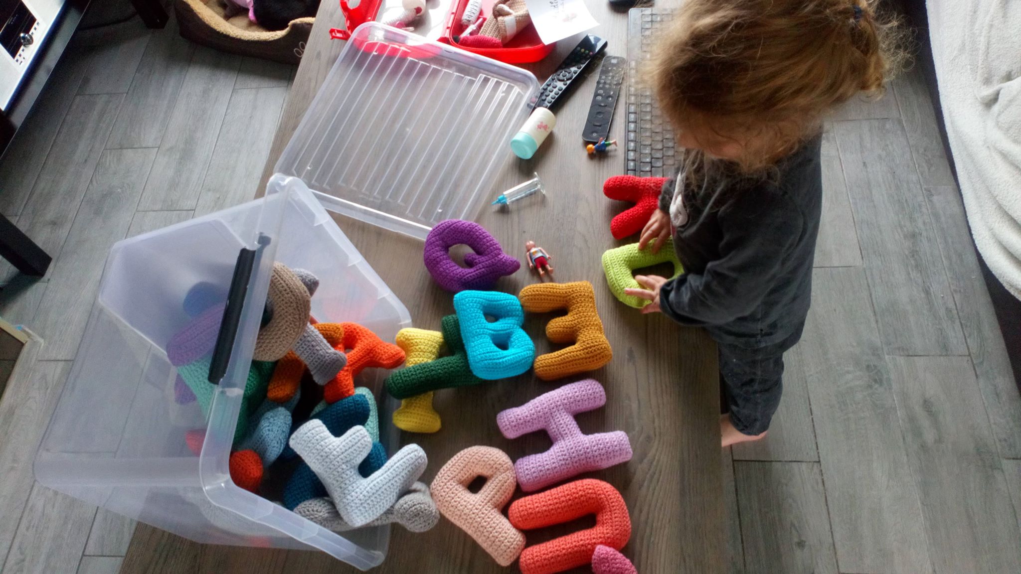 Alphabet, lettres en crochet