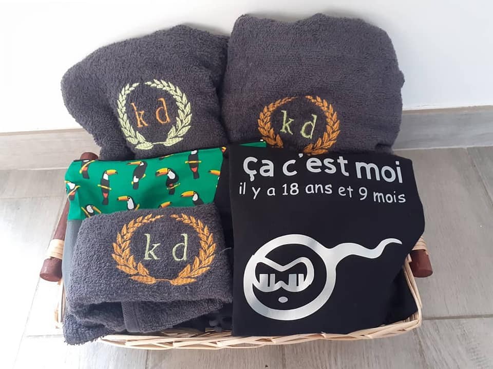T-shirt, serviettes de bain et trousse de voyage personnalisés Maidivine T-shirt, serviettes de bain et trousse de voyage personnalisés Maidivine