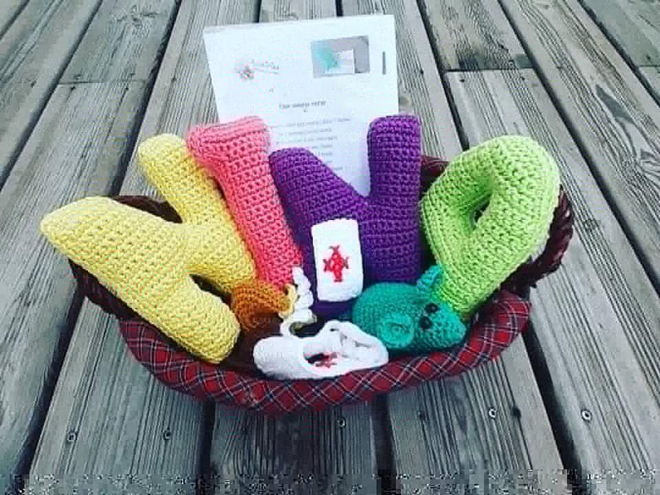 Comptines, lettres et accésoires d'infirmière au crochet Maidivine Comptines, lettres et accésoires d'infirmière au crochet Maidivine